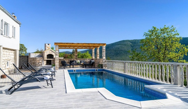 Luxurious home in Ston