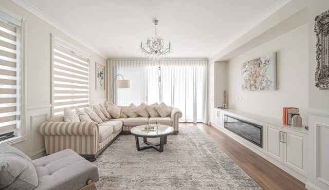 Luxury Modern Chateau | 5BR with Pool in Sunnybank