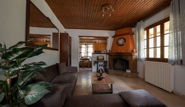 Marin Holiday: Mountain retreat with easy beach access. Cozy home 1.5km from sea