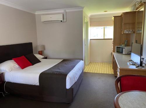 McNevins Warwick Motel