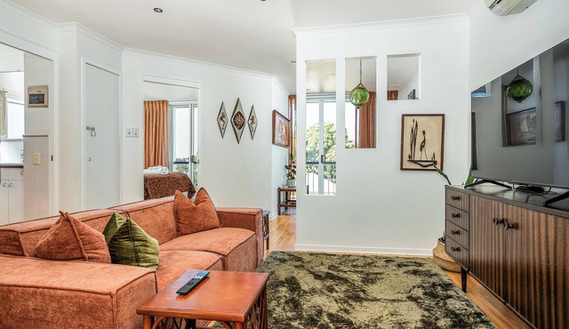 Mid-Century Suite - 1 Bed 1 Bath 1 Car 2 Balconies