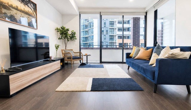 Modern 2BDR Near Airport and Train Station