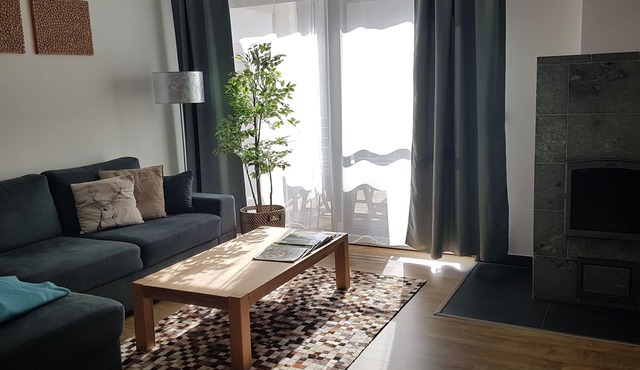 Modern 75m² apartment for 2 to 5 people with fireplace and beautiful mountain views! in Flattach