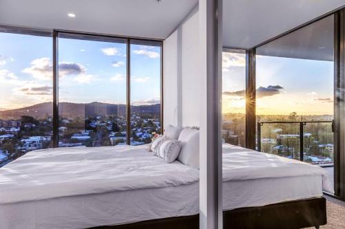 Modern APT in Toowong with Mountain View