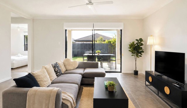 Modern Family Retreat with BBQ | Murrumba Downs