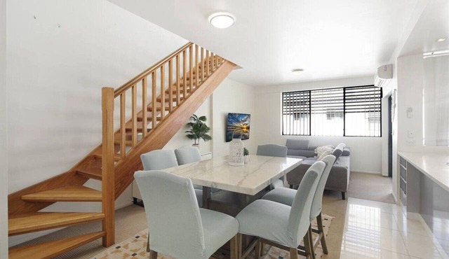 Modern Family Seaside Escape – Stroll to the Water