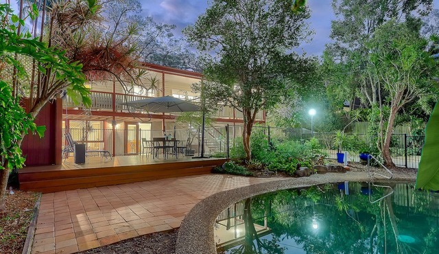 Modern Queenslander- sauna, spa and pool in the heart of Brisbane next to forest