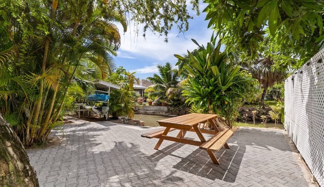 Moorea Mahana house with Private Canal to Lagoon