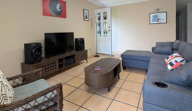 New Farm Escape Three Bedroom Home Free Parking