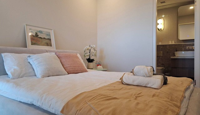 New & Quiet 2BR/2BA with Sydney Tower Views, Close to Metro & Shopping Centre