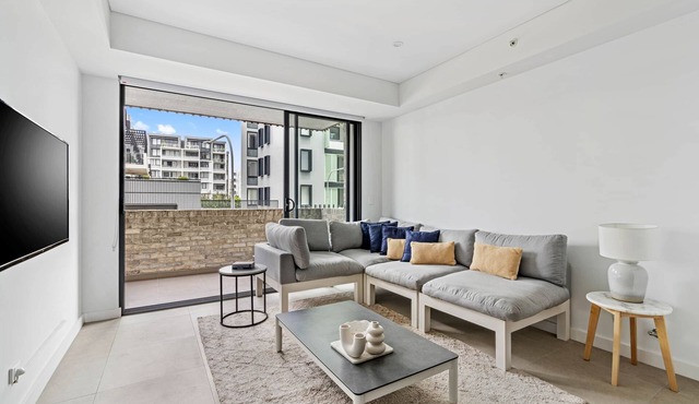 New Spacious 1 Bedroom Apartment Rosebery