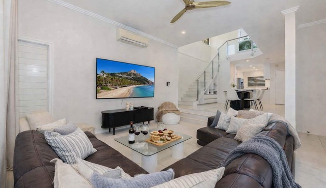 North Ward Beachside Home, Townsville | 4BR | 2 King Beds | Walk to Strand