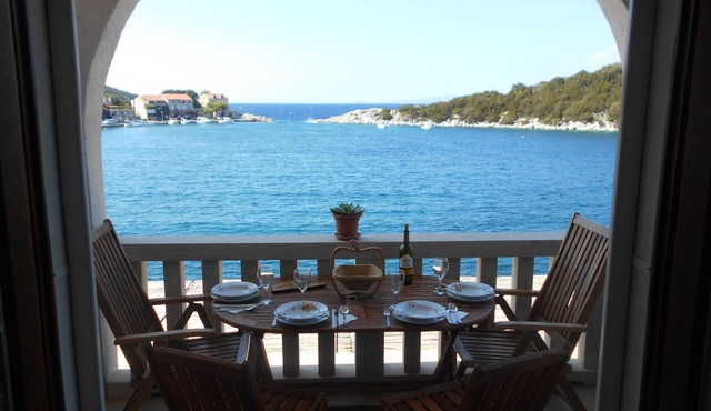 One bedroom apartment near beach Zaklopatica, Lastovo (A-8346-b)