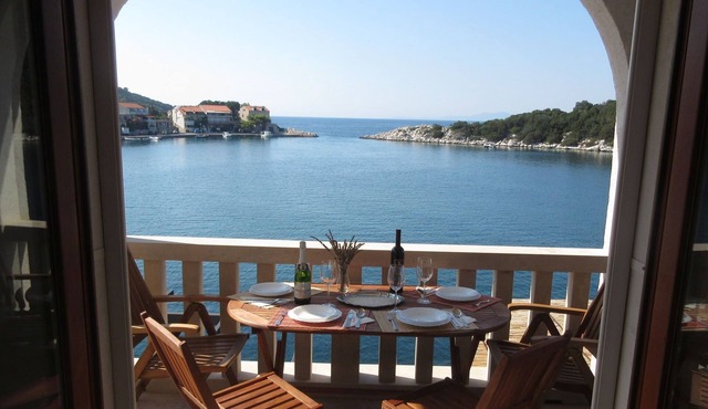One bedroom apartment near beach Zaklopatica, Lastovo (A-8346-e)