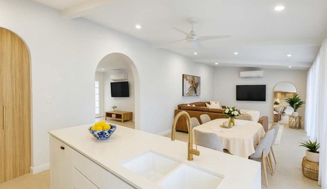 Palmer Street Apartment with Large Balcony, Marina Views & Parking