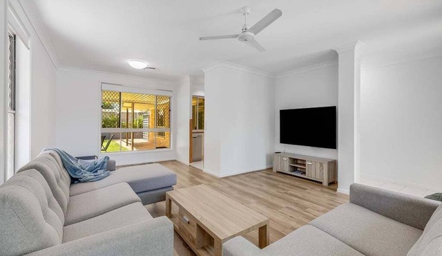 Pet-Friendly Retro Beach House | Walk to Dog Beach | Sleeps 8