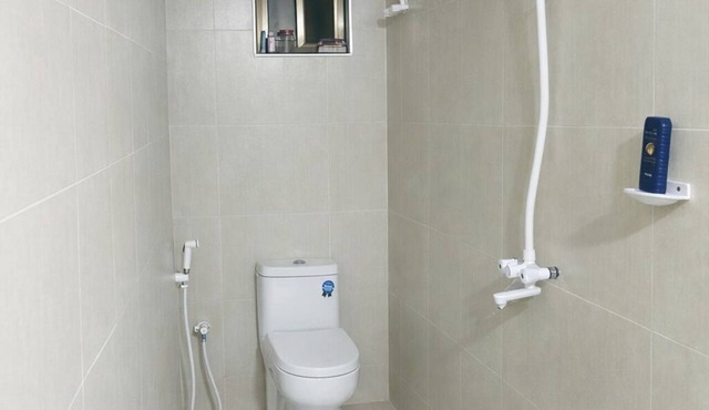 Prime Kariakoo–Msimbazi location near markets, transport & businesses.