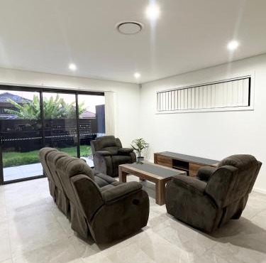 Queen Room in Modern, Guildford House - OR7