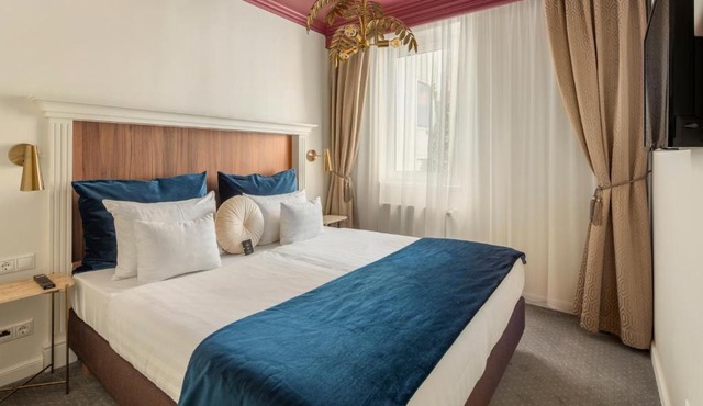 Queen's Court Hotel & Residence