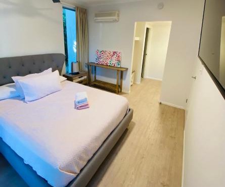 Quiet and tropical 3 bedroom holiday unit within walking distance to the Strand and Stadium -non smoking property-