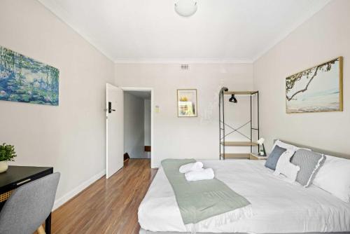 Rustic Queen Room in Glebe - Next to USYD - Shared Bathroom