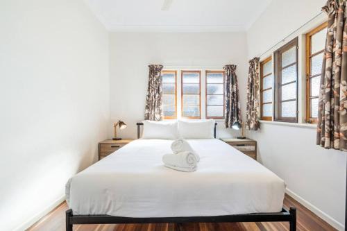 Scarness Cottage - Serene Queenslander by the Sea