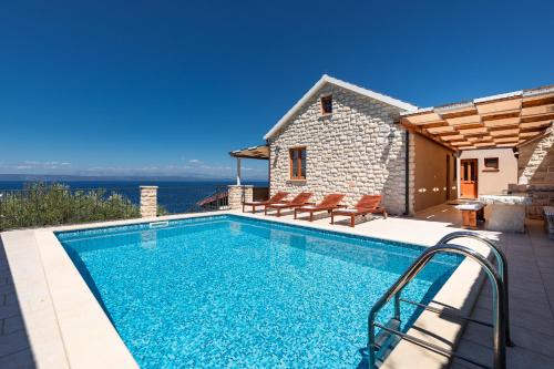 Seafront Villa Endless View