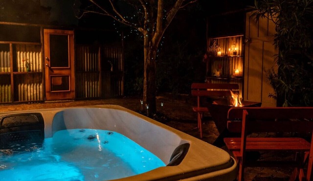 Secluded Rustic Charm: Buttercup Oasis with Hot Tub