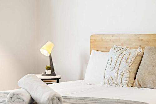 Serene Double Room - Cozy hideaway in South Hurstville - Shared Bathroom