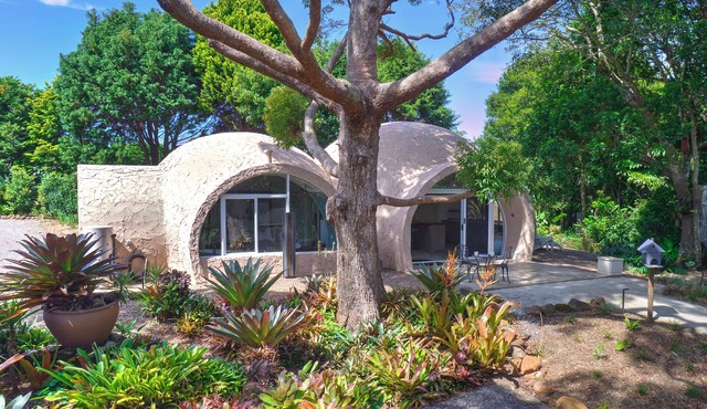 Serene Flaxton igloo with garden views - sauna & cold plunge