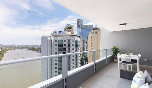 SK2 - CHARMING Skyline CBD w River Views 3 BR Private Apartment