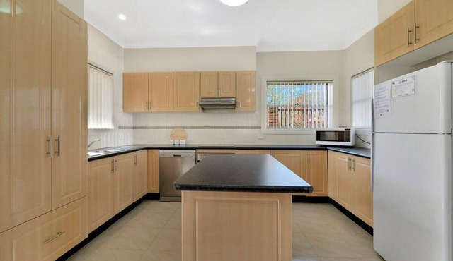 Spacious 2 Bed, 2 Bath Villa| CBD Location in Orange