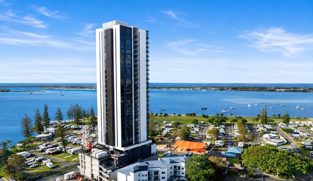 Spacious 2-Bed Stay on Marine Parade