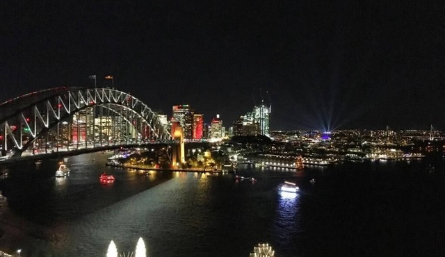 Spacious 2-Bedroom Apartment, 900m from Harbour Bridge Sydney