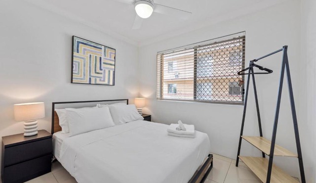 Spacious 3BRM Apt Near Gabba w Free Parking & WiFi