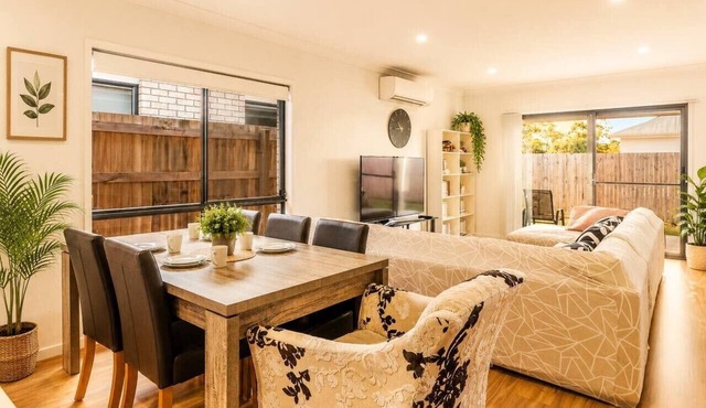 Spacious 4B Near Logan with Parking
