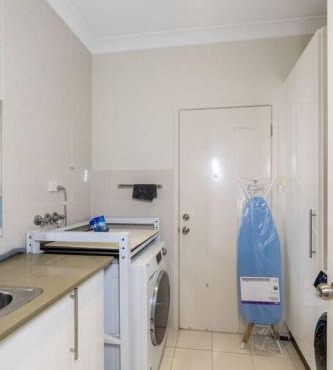 Spacious 5BR 3BA Home w Parking and Yard in Sunnybank M11