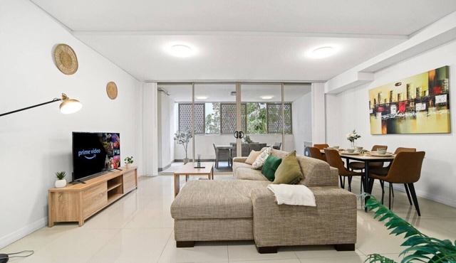 Spacious Mascot 2BR Near Airport + Parking/Pets