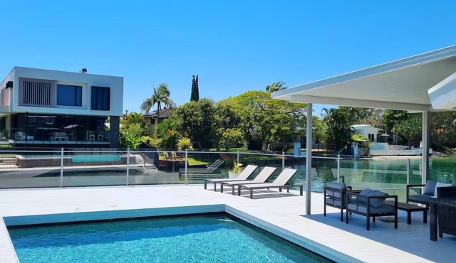 Spacious Palm Beach Home near Creek, Beach & Cafés