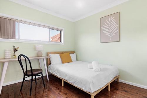 Spacious Two-Bed Suite with Private Bath-Marsfield in Epping