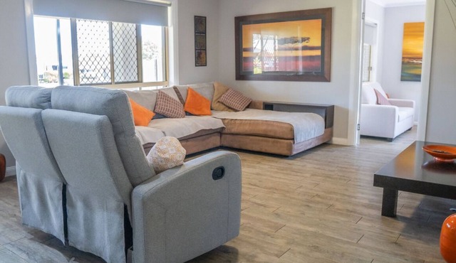 Stays with Ripley, 4bed, 2 bath pet friendly home only 3min drive to Hosp/beach!