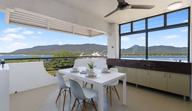 STUNNING COSTAL 3 BEDROOM APARTMENT IN CAIRNS CBD