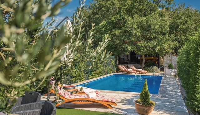 Stunning home in Klek