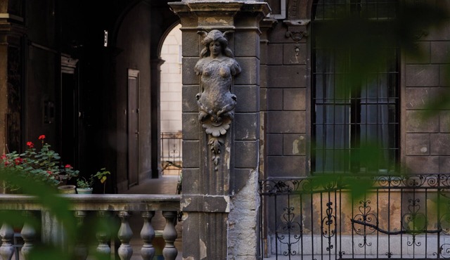 Stylish 2 bedroom loft apartment in the Palace Quarter. Perfect tourist location
