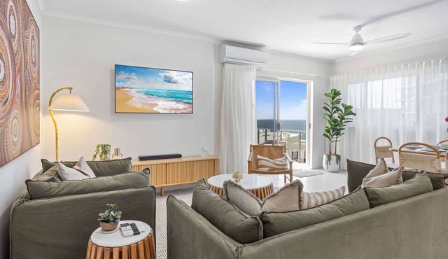 Stylish 3-Bed Apartment in Coastal Redcliffe