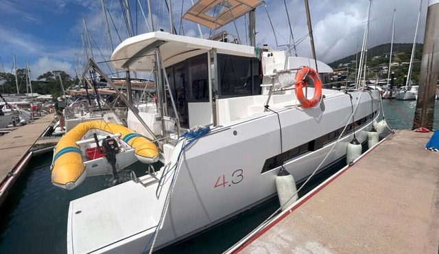 Sun-Kissed Sailing Adventure in Gran Barrera de Coral from Playa Airlie, Queensland