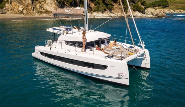 Sun-Kissed Sailing Adventure in Gran Barrera de Coral from Playa Airlie, Queensland