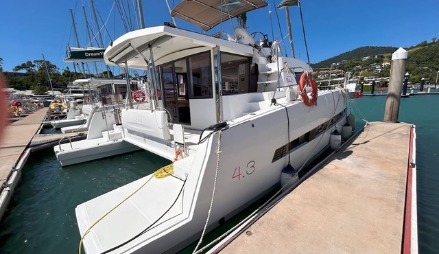 Sun-Kissed Sailing Adventure in Gran Barrera de Coral from Playa Airlie, Queensland