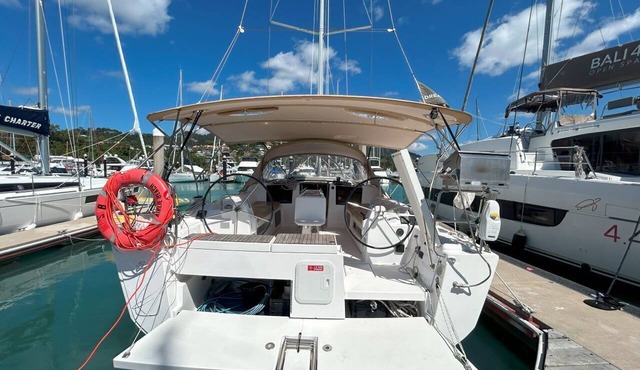 Sun-Kissed Sailing Adventure in Gran Barrera de Coral from Playa Airlie, Queensland