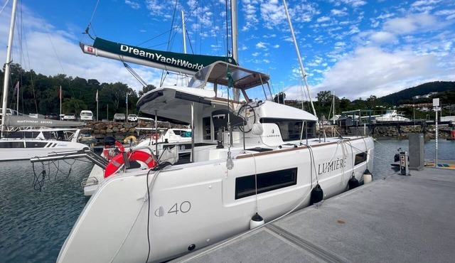 Sun-Kissed Sailing Adventure in Gran Barrera de Coral from Playa Airlie, Queensland